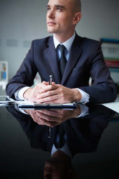 Nachdenklicher Geschäftsmann — Stockfoto