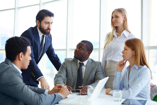 Arquitectos discutiendo proyecto — Foto de Stock