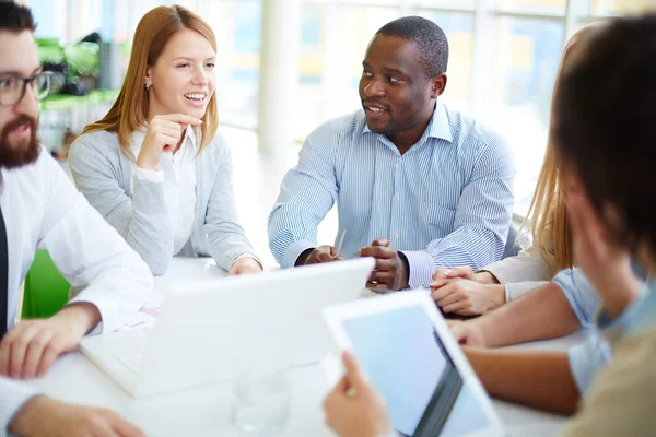 Geschäftspartner bei Treffen — Stockfoto