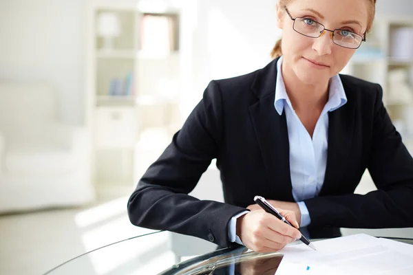 Businesswoman signing contract — Stok fotoğraf