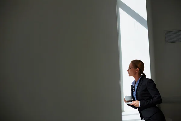 Femme d'affaires avec tasse de thé — Photo