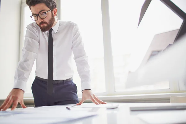 Businessman working with papers — Stock Photo, Image