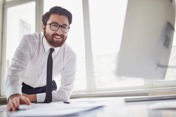 Zufriedener Geschäftsmann — Stockfoto