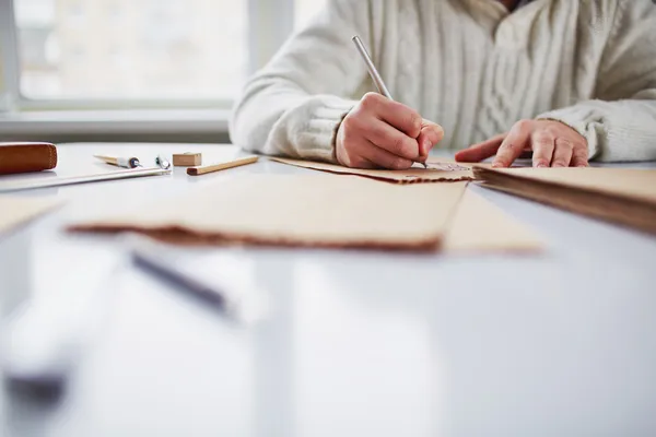 Male hands drawing — Stock Photo, Image