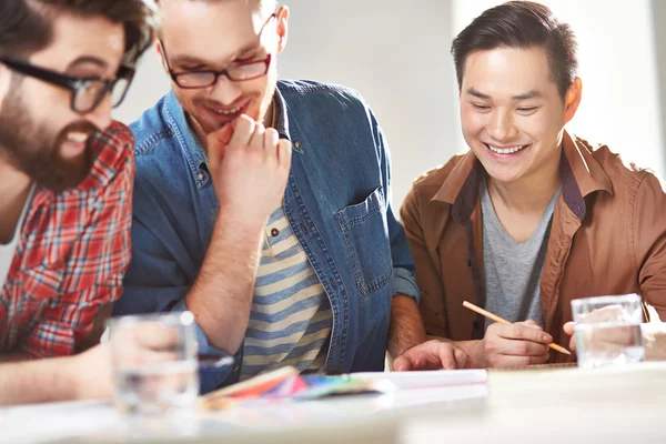 Ragazzi che condividono idee — Foto Stock