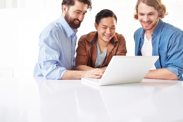 Homens usando laptop — Fotografia de Stock