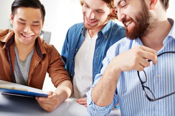 Geschäftsleute lesen Vertrag — Stockfoto