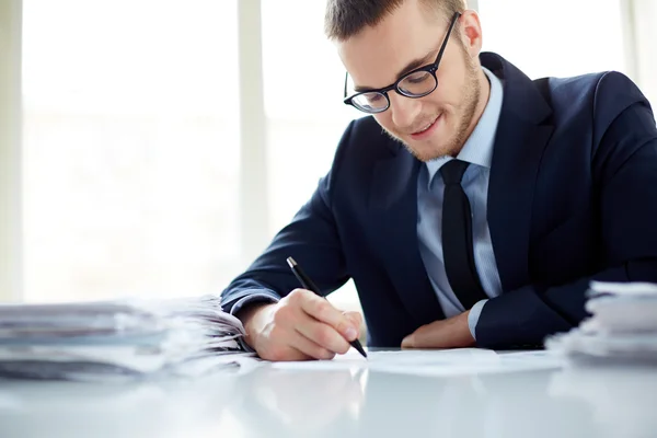 Trabajador de oficina tomando notas — Foto de Stock