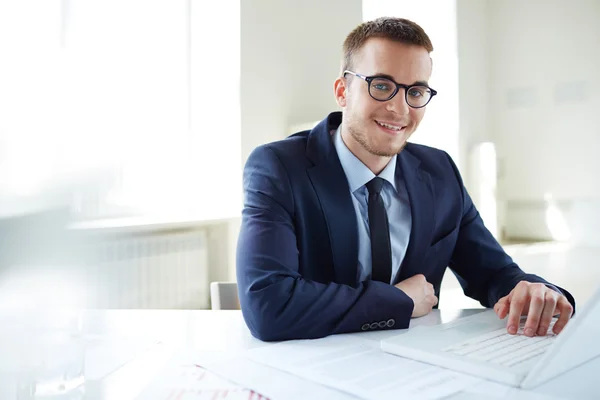 Employee with laptop — Stock Photo, Image