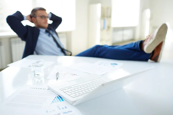 Laptop på arbetsplatsen — Stockfoto