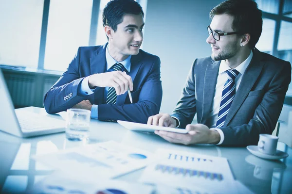 Businessmen communicating — Stock Photo, Image