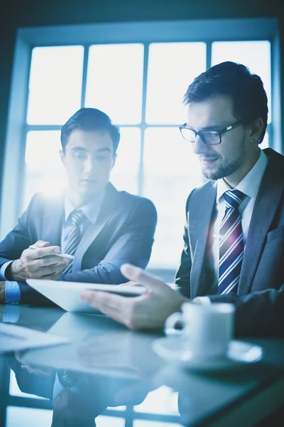 Empresarios discutiendo documento — Foto de Stock