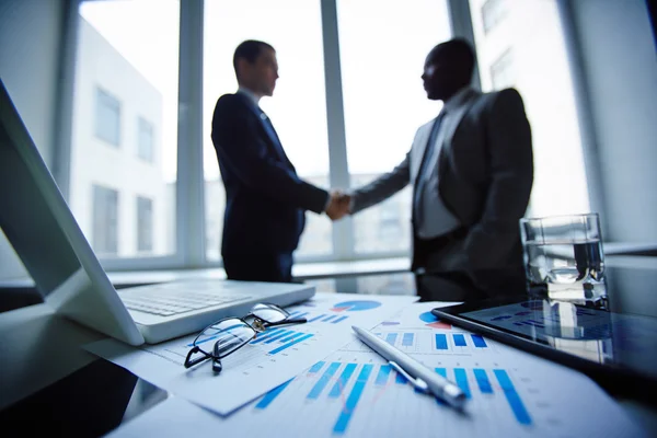 Homens de negócios handshaking — Fotografia de Stock