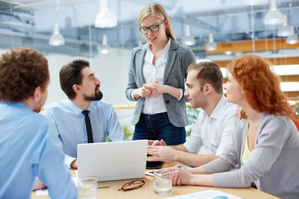 Zakelijke partners op vergadering — Stockfoto