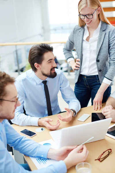 Collega 's tijdens de vergadering — Stockfoto