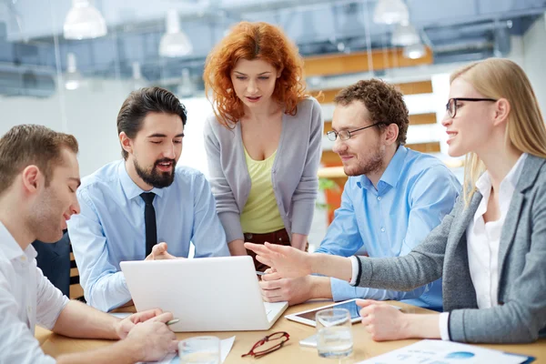 Socios comerciales discutiendo ideas — Foto de Stock