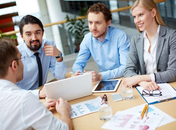 Zakelijke partners op vergadering — Stockfoto