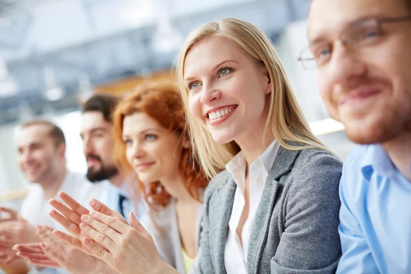 Líder empresarial aplaudiendo en el seminario —  Fotos de Stock