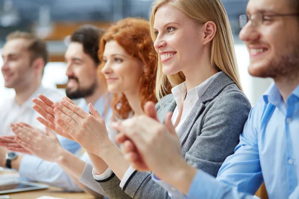 Gli uomini d'affari applaudono — Foto Stock