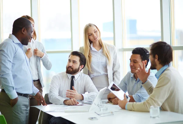 Socios comerciales que interactúan — Foto de Stock