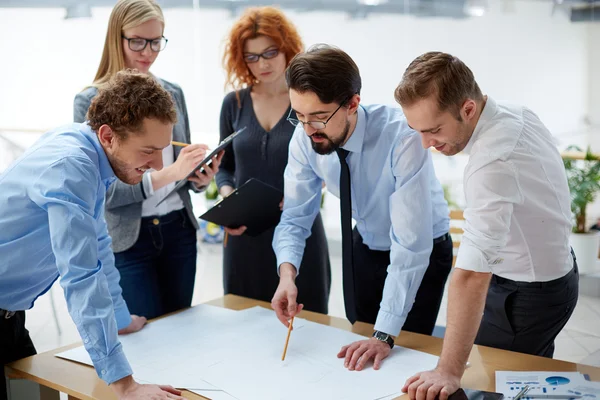 Engineers discussing blueprint — Stock Photo, Image
