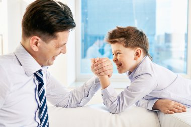 bir çocuk ve onun baba armwrestling