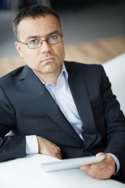 Kendine güvenen işadamı
