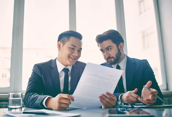 Managers discussing contract — Stock Photo, Image