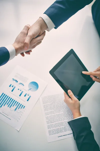 Managers shaking hands — Stock Photo, Image