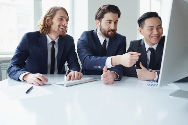 Empresarios discutiendo proyecto — Foto de Stock