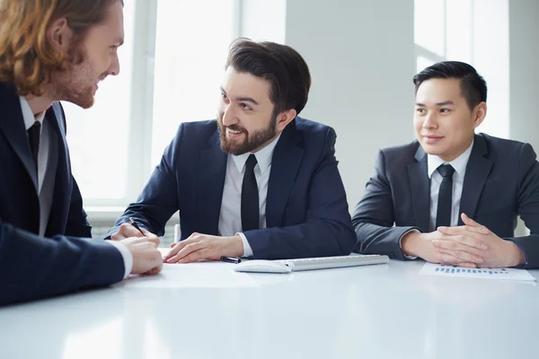 Managers discussing business plans — Stock Photo, Image