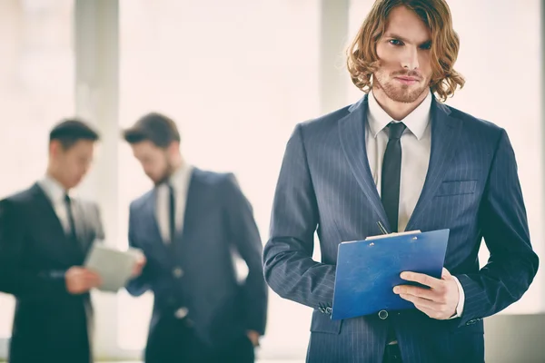 Empresário com uma área de transferência — Fotografia de Stock