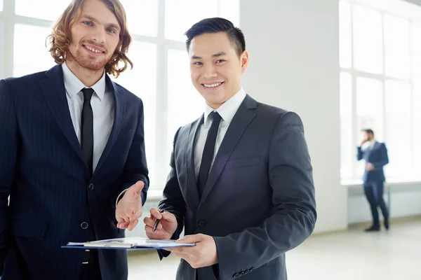 Geschäftsleute diskutieren Plan — Stockfoto