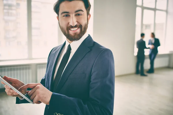 Uomo d'affari con tablet — Foto Stock