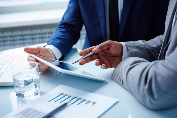 Empresarios apuntando a touchpad — Foto de Stock