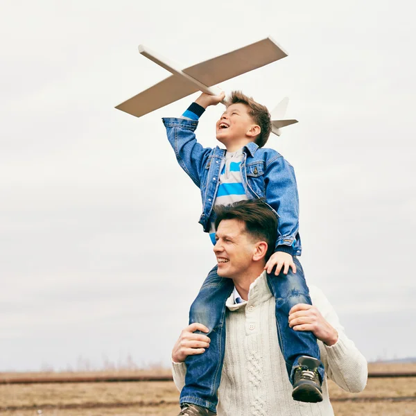 Батько і син з іграшковим літаком — стокове фото