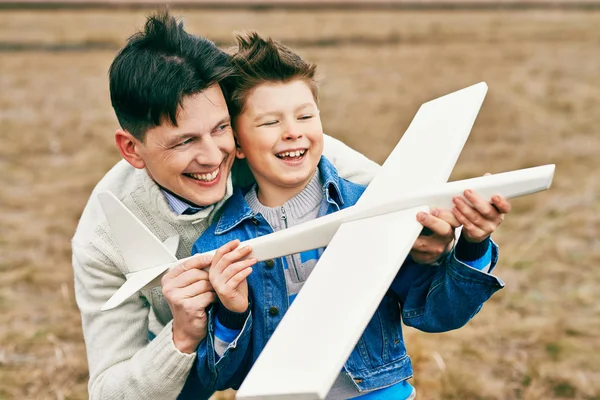 父と息子とおもちゃの飛行機 — ストック写真