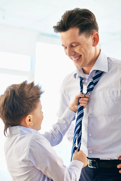 Jongen te helpen zijn vader stropdas stropdas — Stockfoto