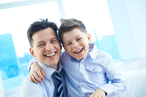 Vater und Sohn umarmen sich — Stockfoto