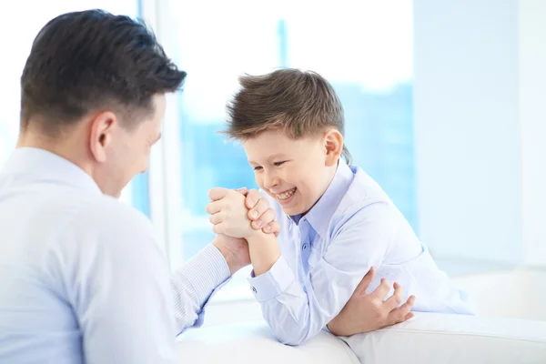 Junge und sein Vater Armwrestling — Stockfoto