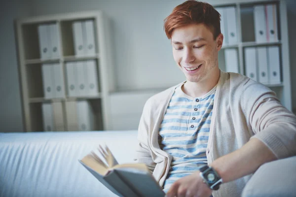 Cara leitura livro — Fotografia de Stock