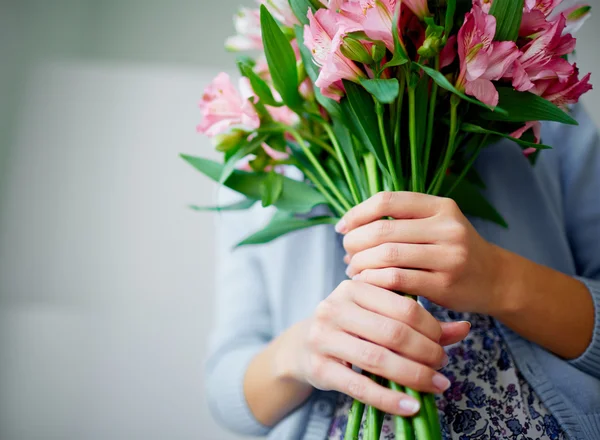 Lilies in female hands — Stock Photo, Image