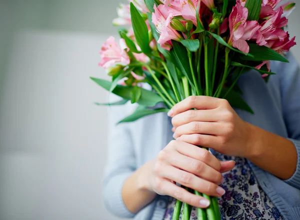 Gigli in mani femminili — Foto Stock