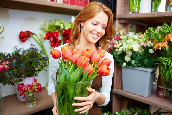 Floristería con tulipanes — Foto de Stock