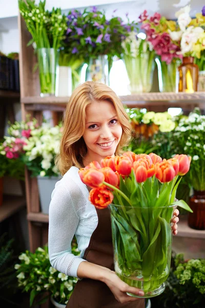 Florist med tulpaner — Stockfoto