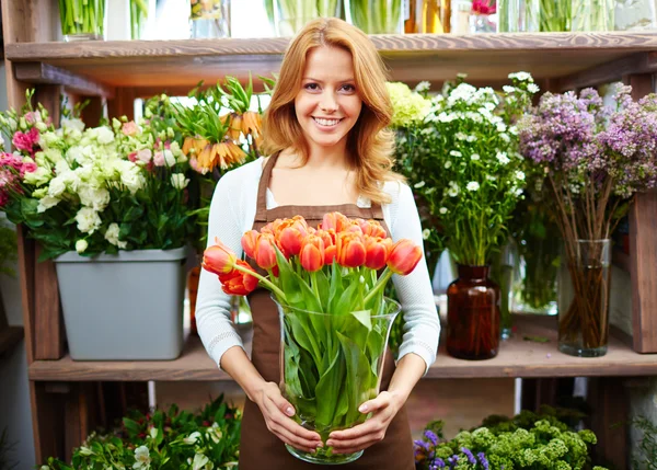 Florist med tulpaner — Stockfoto