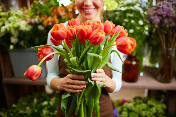 Bloemist met tulpen — Stockfoto