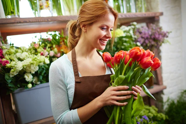 Florist med tulpaner — Stockfoto