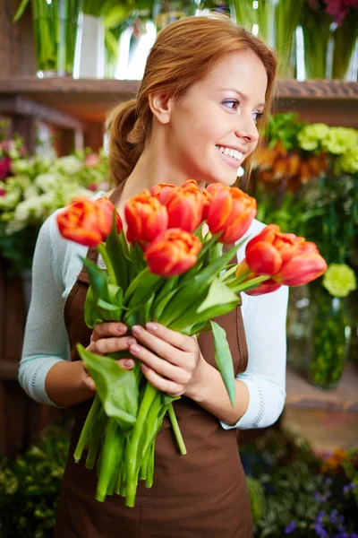 Bloemist met tulpen — Stockfoto