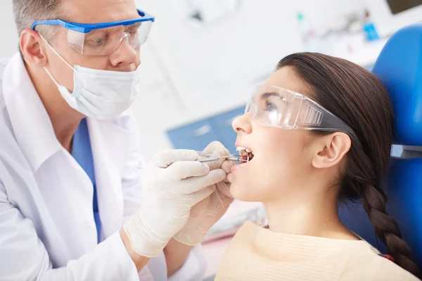 Menina e dentista — Fotografia de Stock